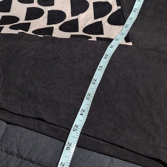 Chico's Travelers Shirt Women's Medium (2) Black White Geometric Slinky Knit - Picture 5 of 5